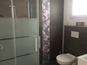 تجهيزات دش، مجففات شعر، مناشف، ورق حمّام