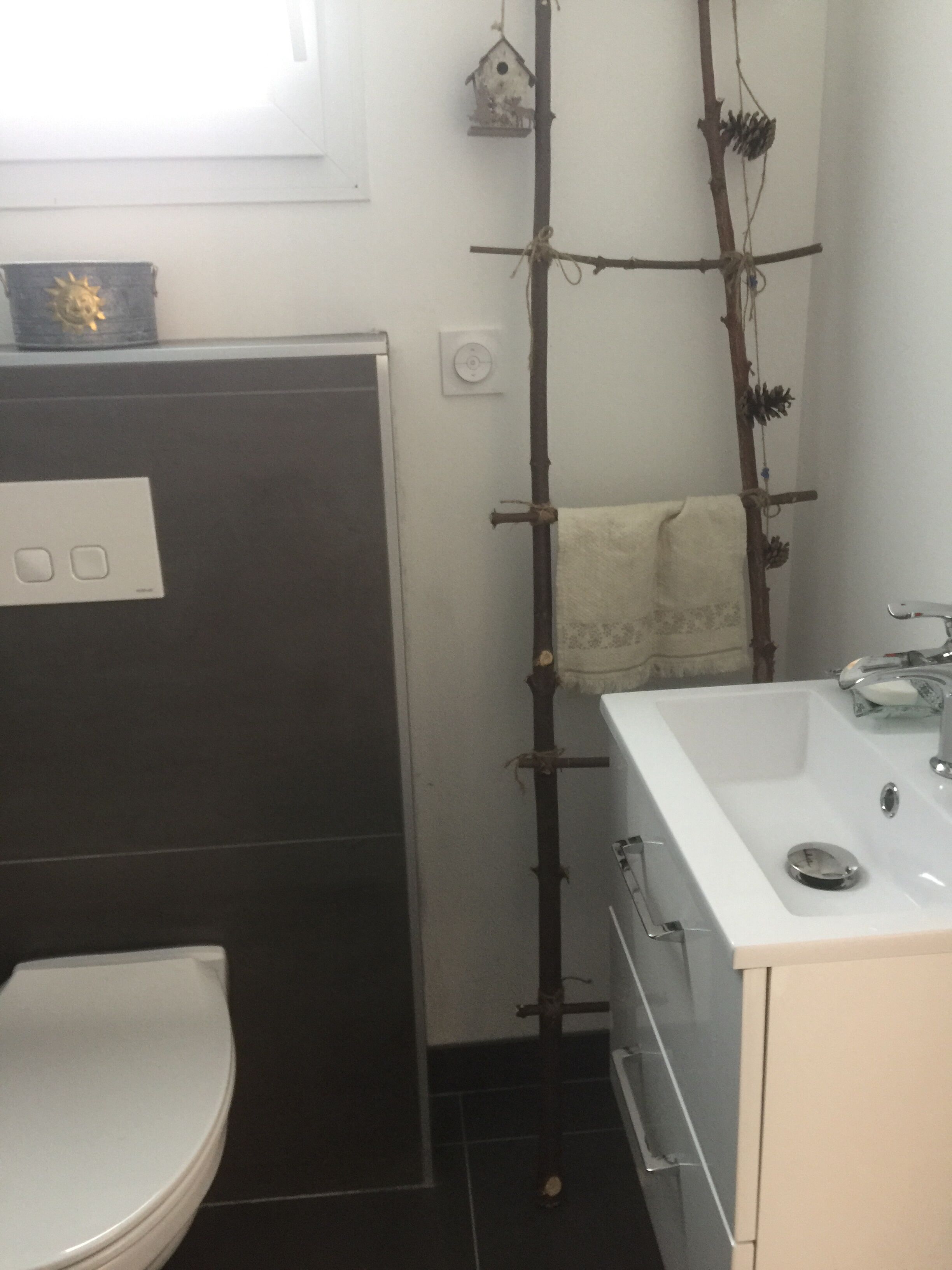 Un baño con lavamanos blanco, inodoro y zona de ducha.