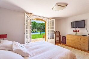 6 chambres, coffres-forts dans les chambres, fer et planche à repasser