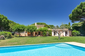 Outdoor pool - Luxurious villa with a large swimming pool villa (Gassin)