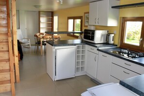 Een koelkast, een microgolfoven, een oven, een kookplaat