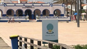 A building with a sign reading "Posto Municipal de Informação Turística da Manta Rota".