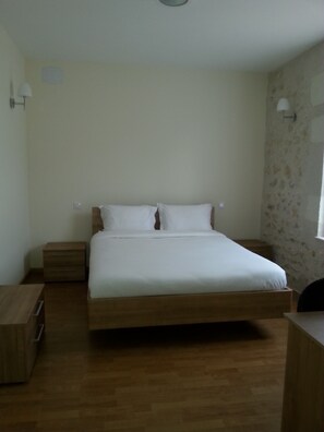 3 habitaciones, escritorio, tabla de planchar con plancha y wifi 