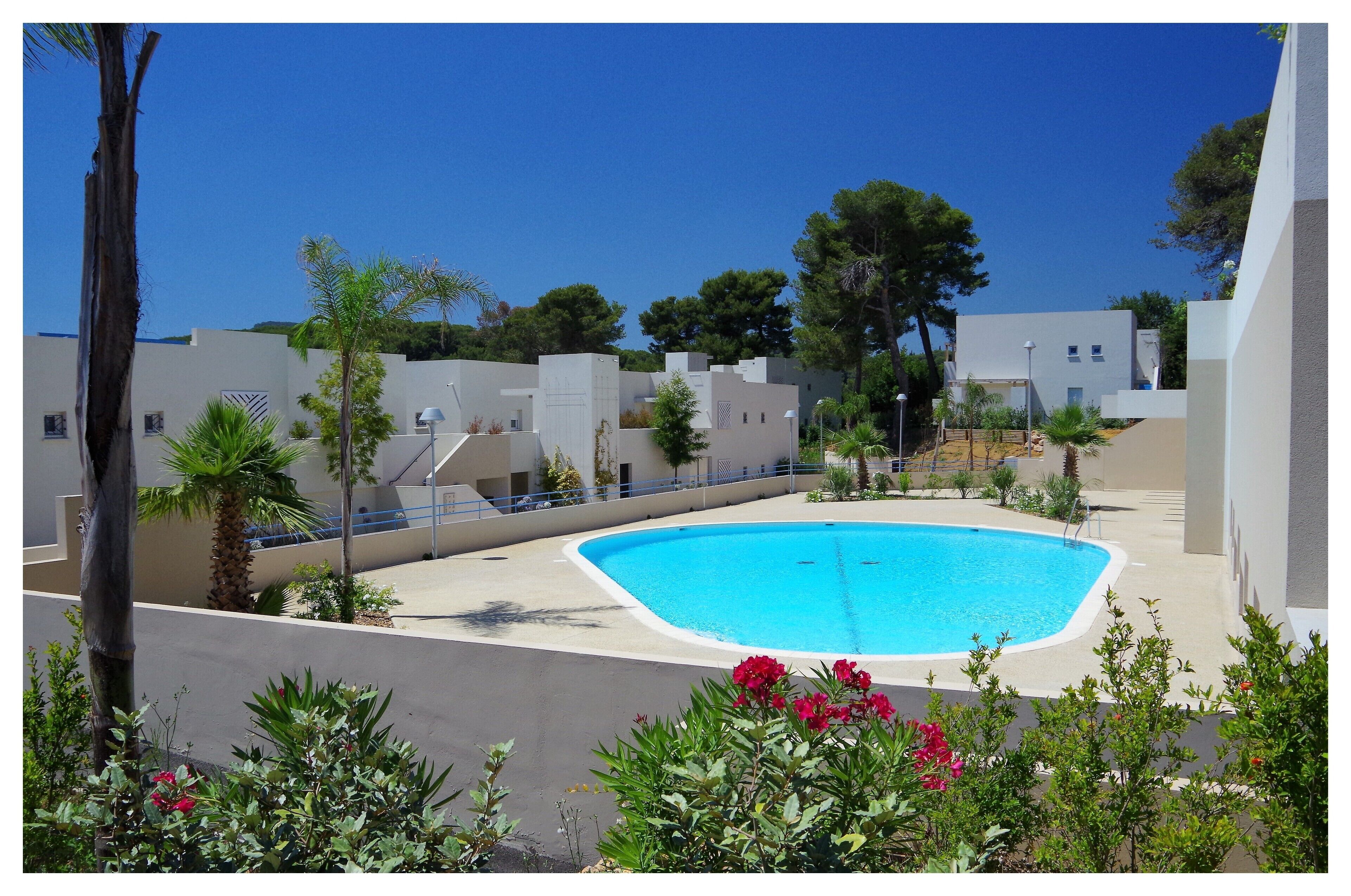 T2 air-conditioned apartment with large terrace and private garden