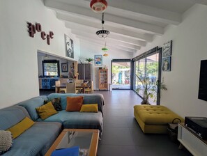 Smart TV, DVD player, table football, ping pong