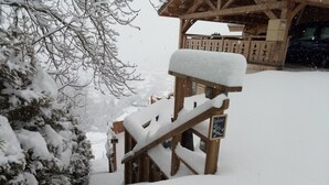 A wooden outdoor staircase with a sign indicating a lounge and restaurant area. - Studio with a View of Mont Blanc in Sallanches (Sallanches)