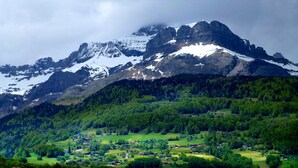 A mountainous landscape with a village at its base. - Studio with a View of Mont Blanc in Sallanches (Sallanches)