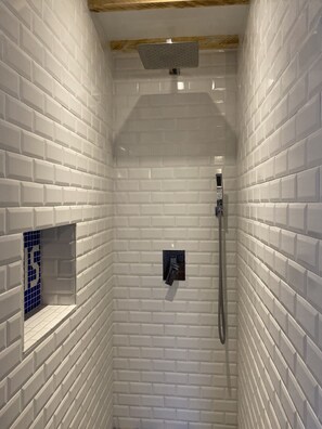 Combined shower/bathtub, hair dryer, towels, soap - Charming house on the edge of the woods (Bazoches-sur-Guyonne)