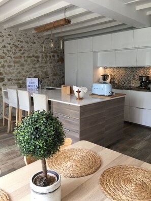 Geladeira, micro-ondas, fogão, cooktop