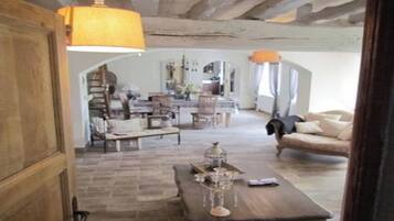 Smart TV, fireplace, video games, DVD player