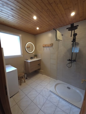 Shower, hair dryer, toilet paper - Detached house with direct access to Serre Chevalier resort, private garden. (Briancon)