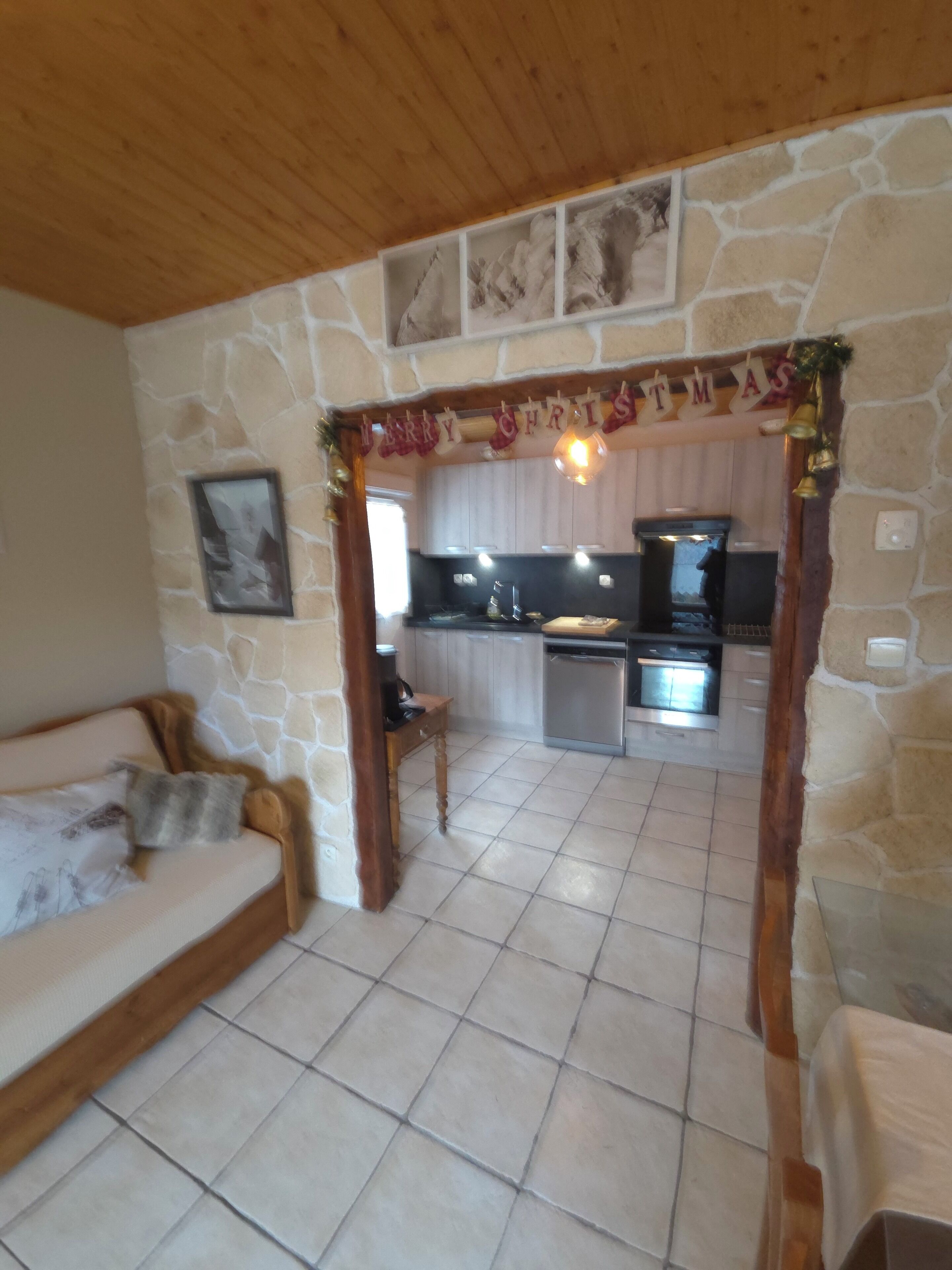 Télévision, lecteur de DVD, livres, chaîne hi-fi