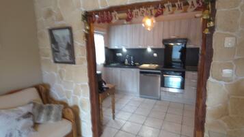 Télévision, lecteur de DVD, livres, chaîne hi-fi