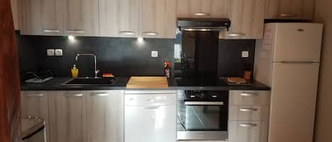 Réfrigérateur, micro-ondes, four, plaque de cuisson