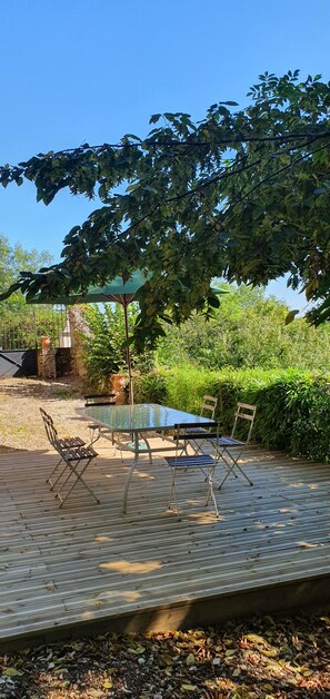 Outdoor dining - IN A VERY NICE VILLAGE 4 travellers (Cavagnac)