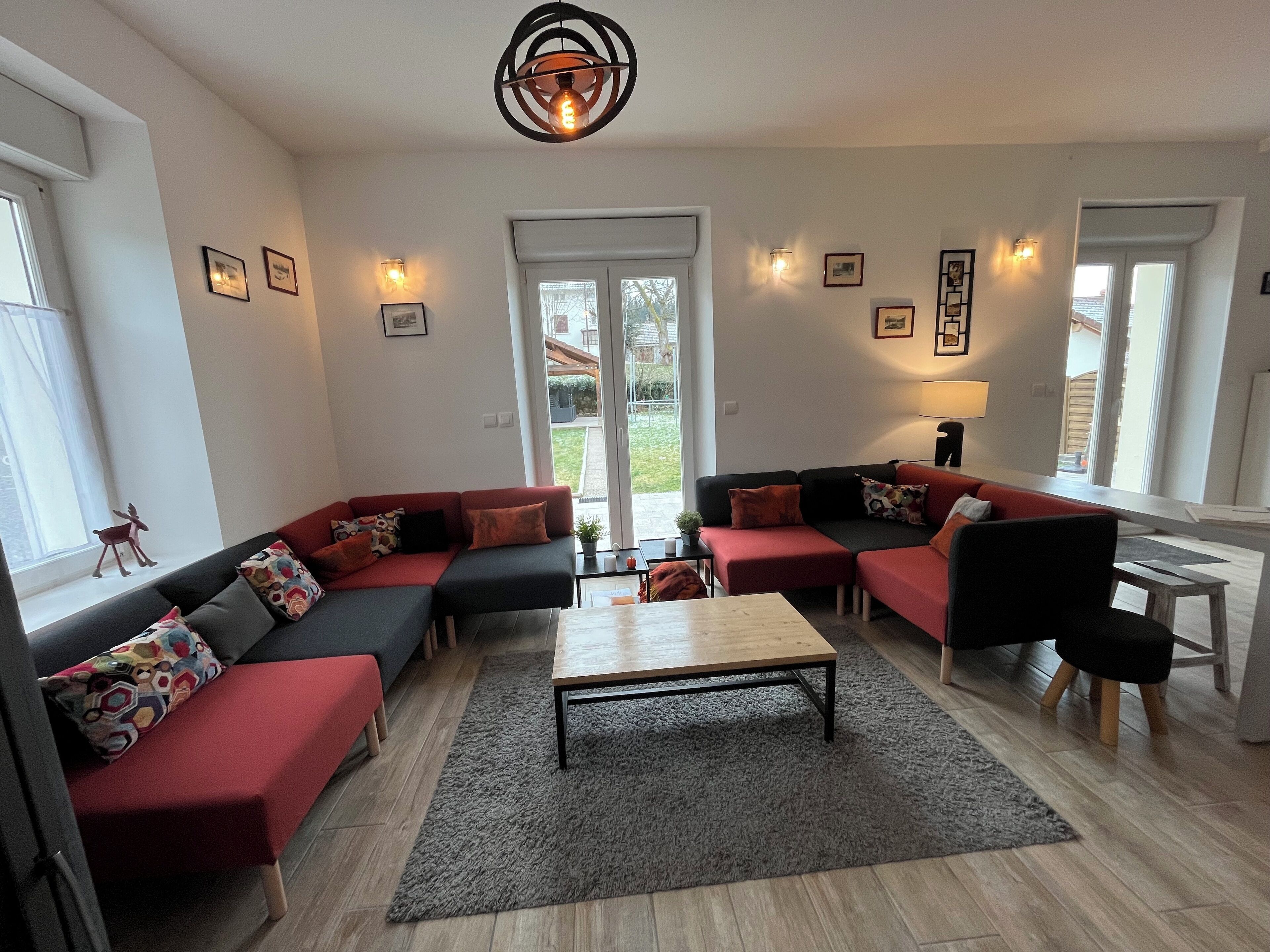 電視、壁爐、DVD 播放機、書籍