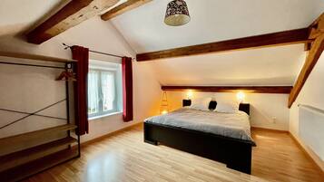 6 habitaciones, escritorio y tabla de planchar con plancha