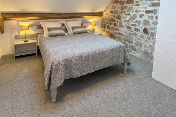 6 bedrooms, desk, iron/ironing board, travel crib