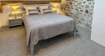 A few steps from the lake and downtown, house with terrace and garden