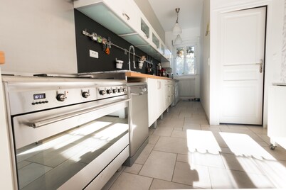 A few steps from the lake and downtown, house with terrace and garden
