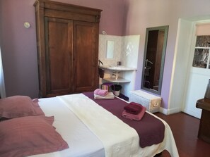 4 bedrooms, desk, iron/ironing board, travel cot