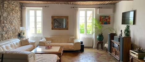 Smart-TV, Kamin, DVD-Player, Bücher