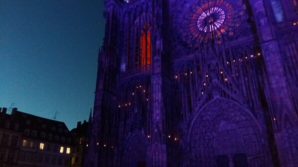 Una catedral de estilo gótico con un amplio rosetón y una aguja alta.