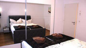 2 chambres, bureau, chambres insonorisées, fer et planche à repasser