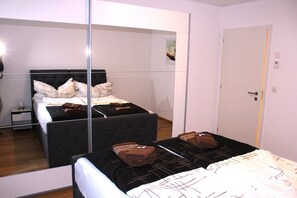 2 多间卧室、办公桌、隔音、熨斗/熨衣板
