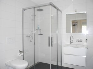 Bathtub, hair dryer, towels, soap - Modern, new 3.5-room apartment in brig with fantastic views of the mountains (Brig-Glis)