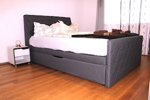 2 chambres, bureau, chambres insonorisées, fer et planche à repasser