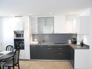 Refrigerador, microondas, horno, placa de cocina