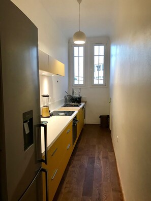 Kjøleskap, ovn, kokeplater og oppvaskmaskin