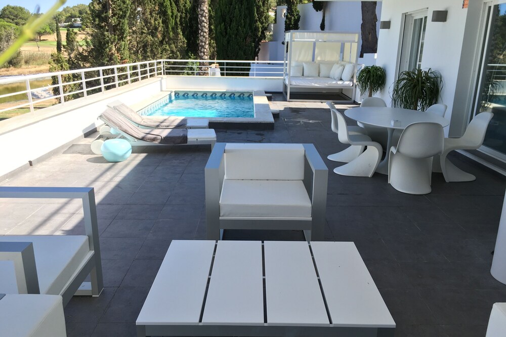 Design apartment with large terrace, garden and private pool.