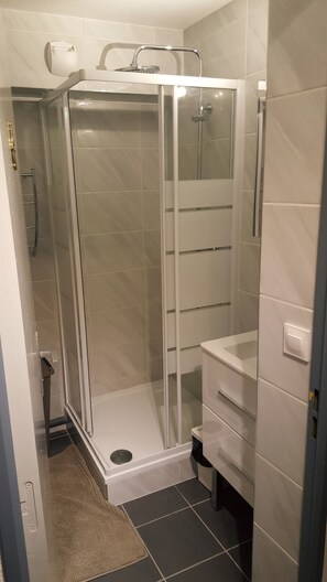Douche, séchoir à cheveux, serviettes fournies
