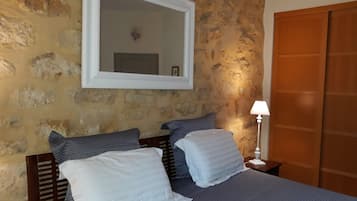 1 habitación, tabla de planchar con plancha, wifi y ropa de cama