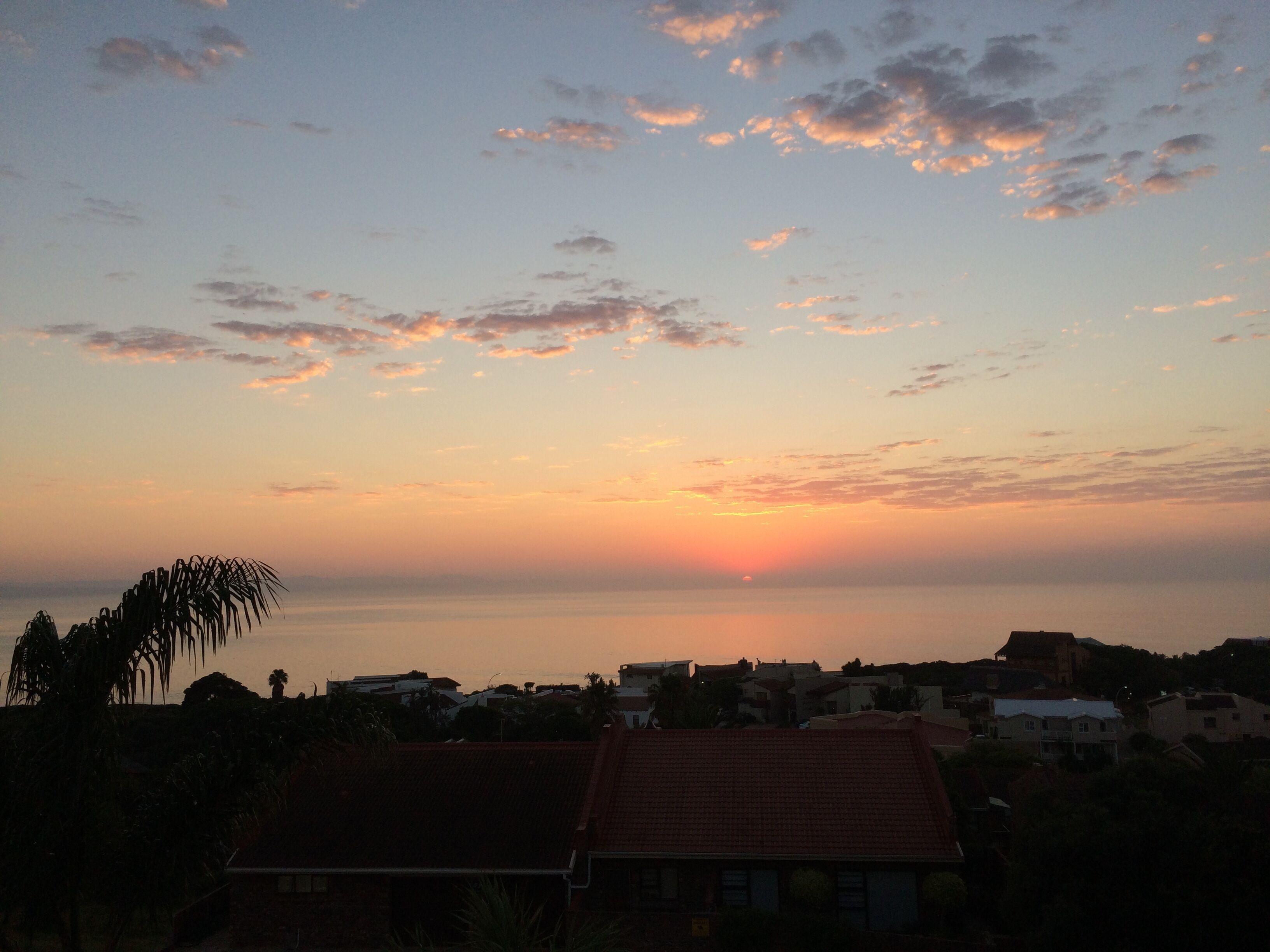 Lazybay cottage set in a quiet garden in walking distance to the beach and shops