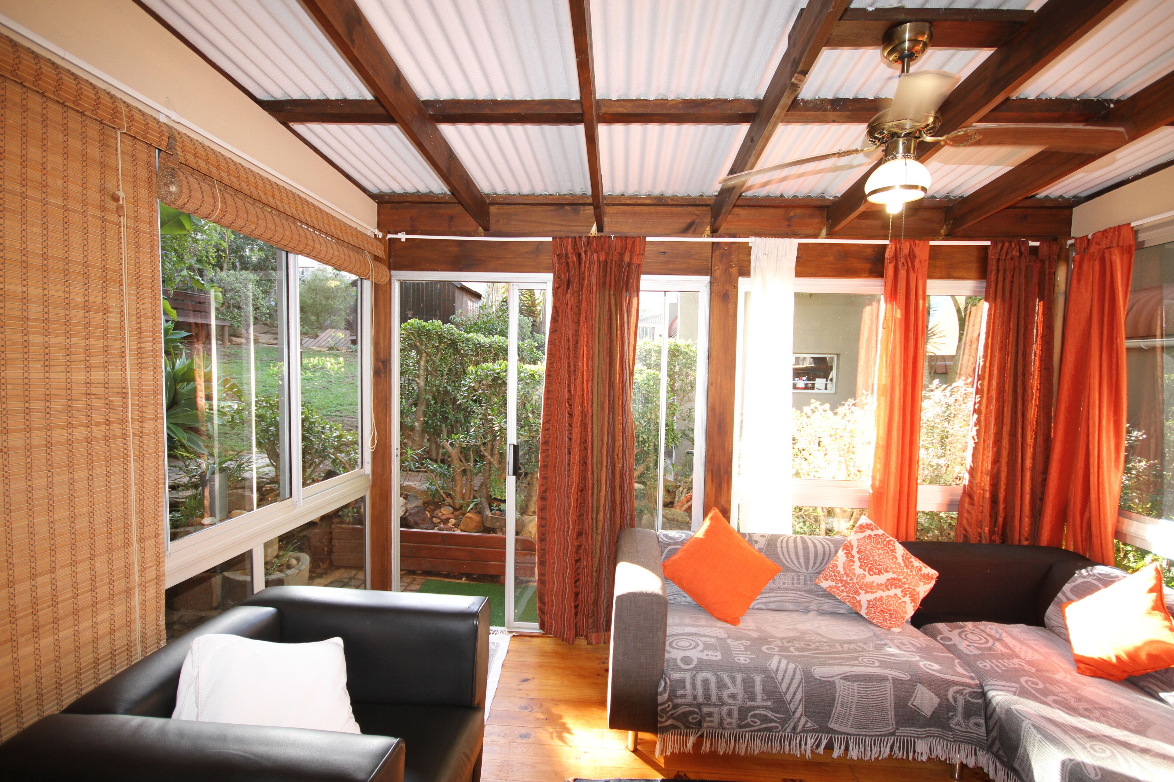 Lazybay cottage set in a quiet garden in walking distance to the beach and shops