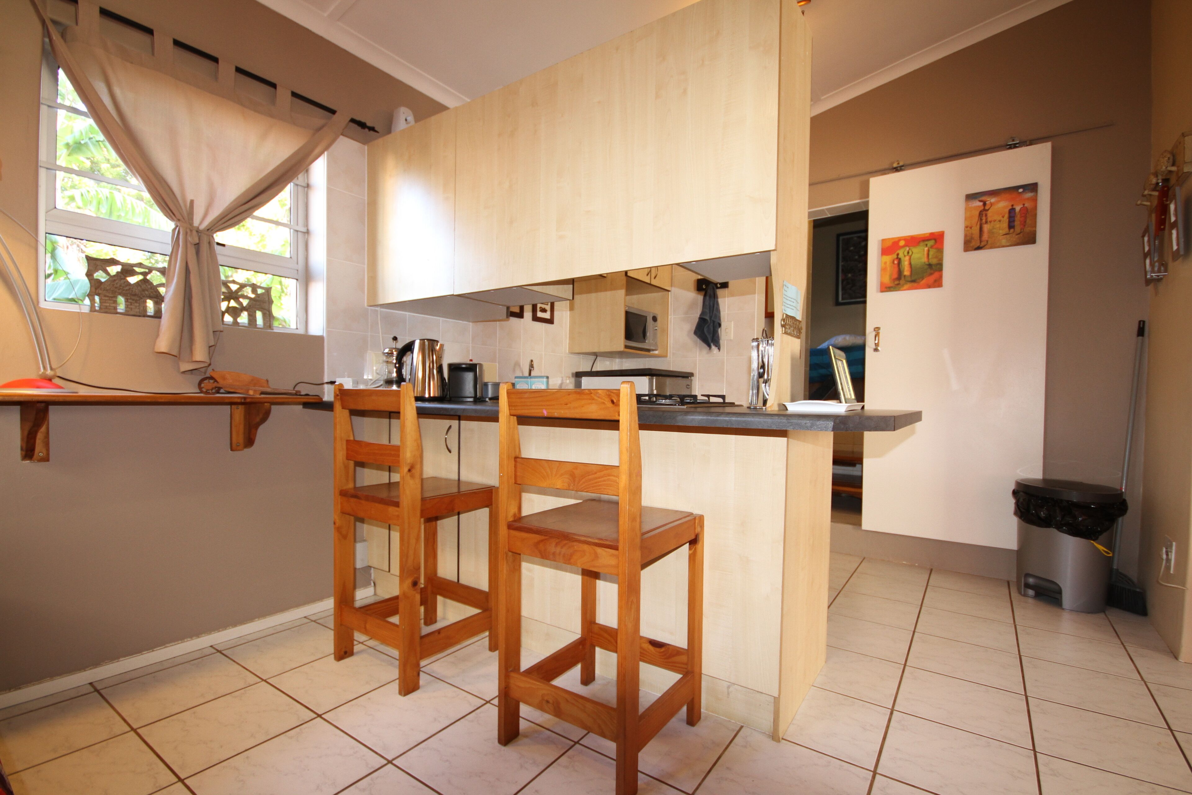 Lazybay cottage set in a quiet garden in walking distance to the beach and shops