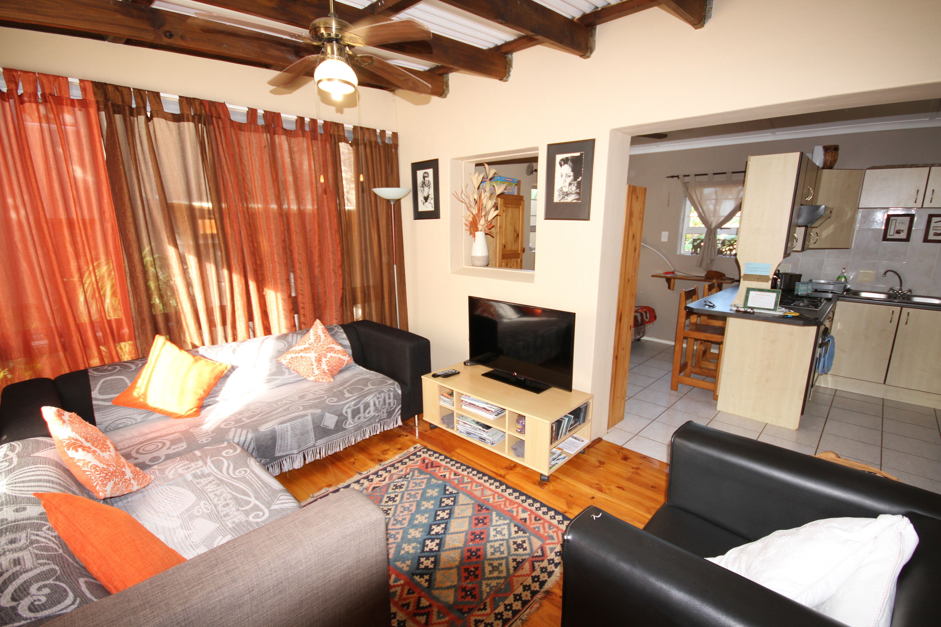 Lazybay cottage set in a quiet garden in walking distance to the beach and shops