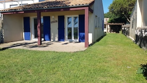 Un bâtiment avec un toit en tuiles, un porche couvert et une enseigne sur laquelle on peut lire « Casa de la Luna ».