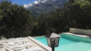 Een buitenzwembad en een verwarmd zwembad