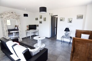 Fernseher, DVD-Player, Bücher, Musikbibliothek