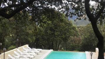 Een buitenzwembad en een verwarmd zwembad