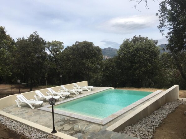 Alberca al aire libre y alberca climatizada