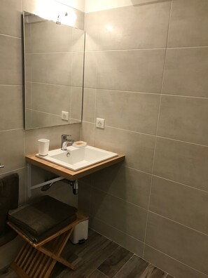 Dusche, Haartrockner, Handtücher