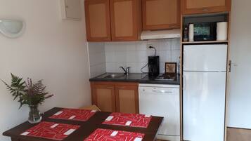 Frigorifero, microonde, forno, piano cottura