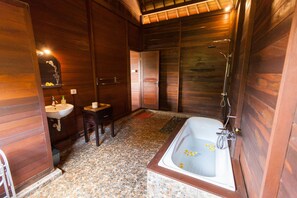 Secador de cabelo, papel higiênico