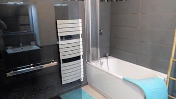 Bathtub, hair dryer, towels
