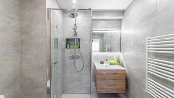 Douche, sĂšche-cheveux, serviettes fournies, savon